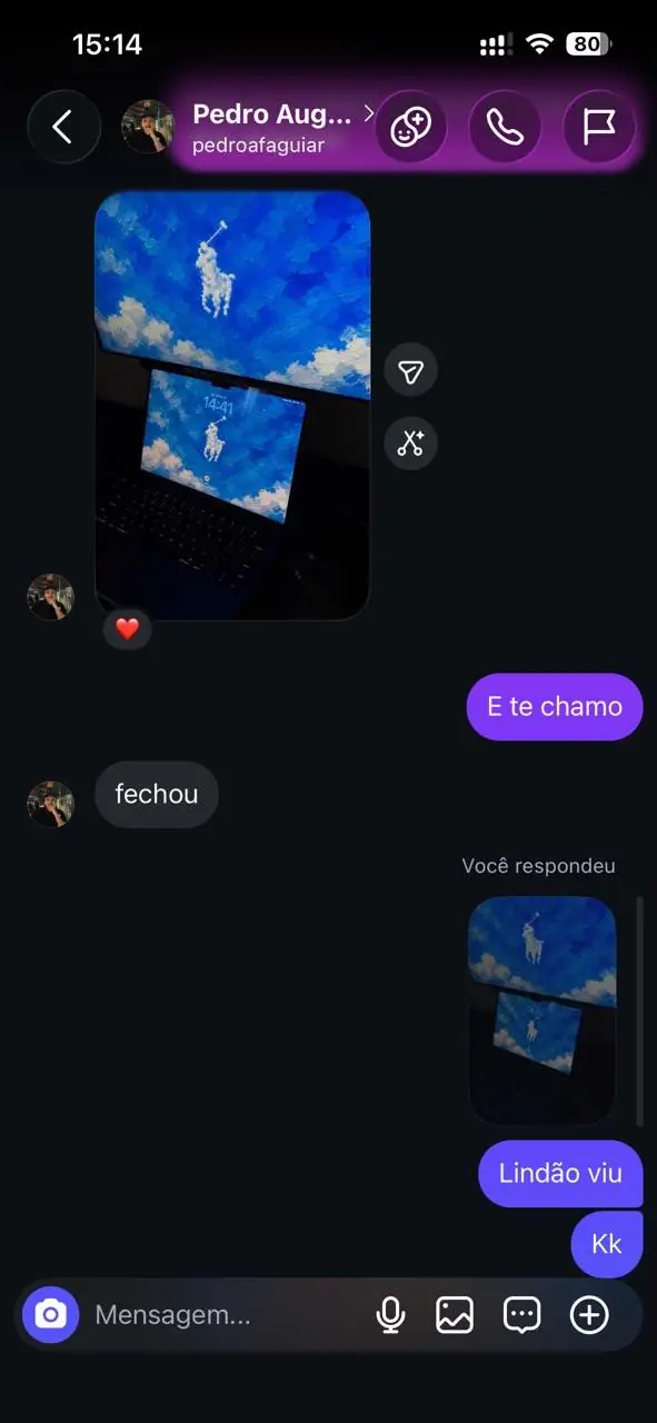 Print de cliente com a arte no notebook e no celular