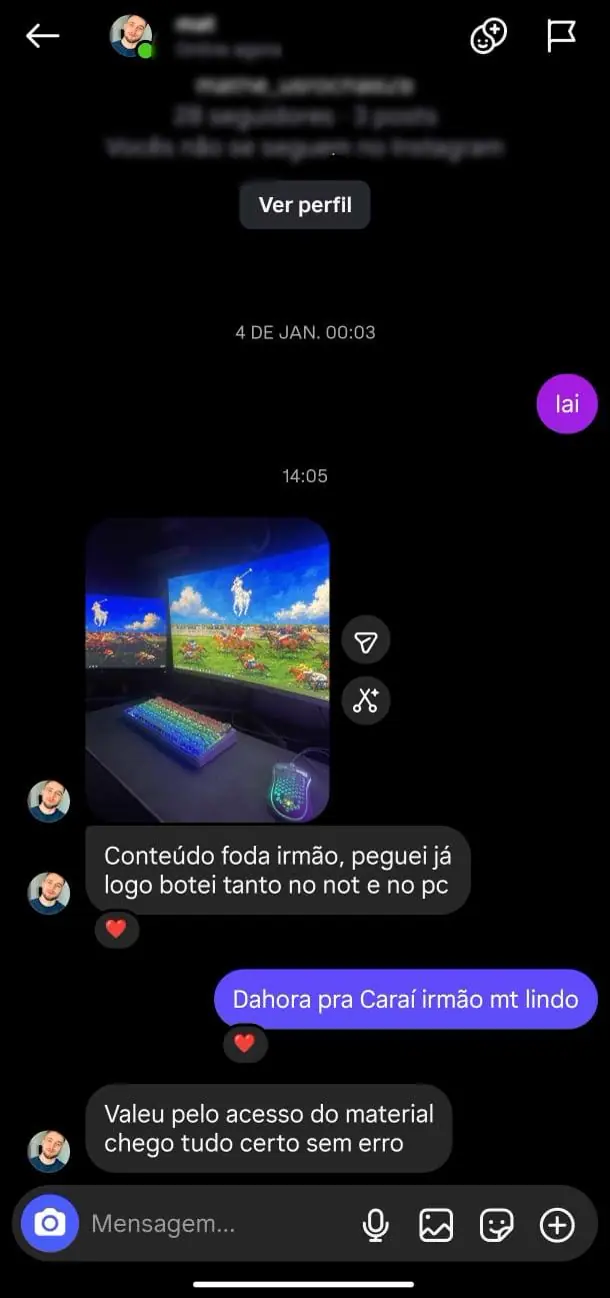 Print de cliente com a arte no notebook e no monitor