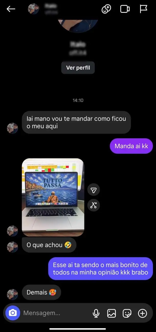 Print de cliente com a arte Tutto Passa no notebook